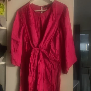 Rosa klänning  - Klänning från ginatricot