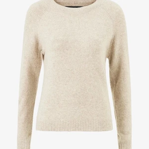 Vit/beige stickad tröja - Säljer min superfina cream vita/beige tröja från vero Moda💗köpt av en tjej på plick och säljer pga för stor💗