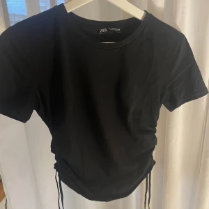 Zara topp - Söt topp från Zara men dragsko och knyte på sidorna, man kan ändra längden!!💗 Aldrig använd så väldigt bra skick!!💗