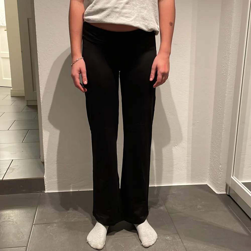 Skitsnygga yogapants från Puma köpta på ellos, lite lågmidjade. Personen på bilden är cirka 160 ❤️ Säljer då man behövde betala för att returnera, endast testade med lappar kvar (slutsålda på hemsidan). Pris kan gå att diskutera vid snabb affär. Jeans & Byxor.