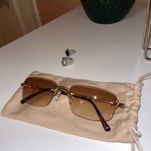 Solglasögon köpta i en secondhand butik Gratis frakt