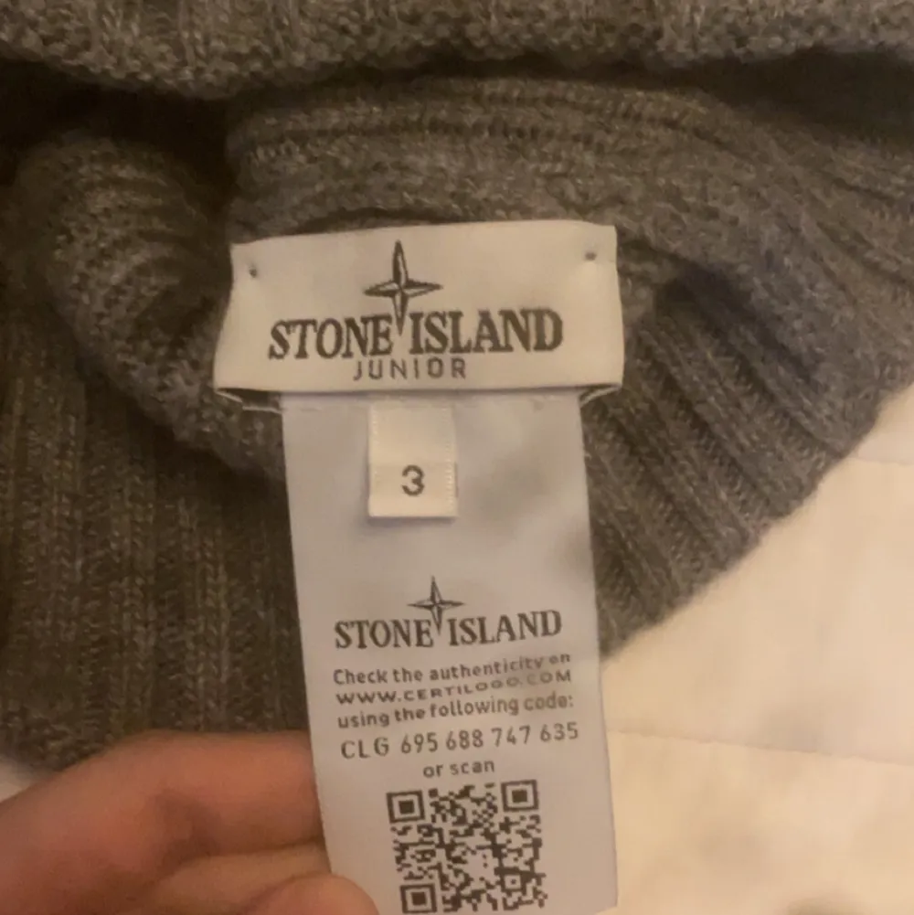 Säljer nu min stone island mössa då jag inte använder den har använt den ungefär 2 gånger.. Accessoarer.