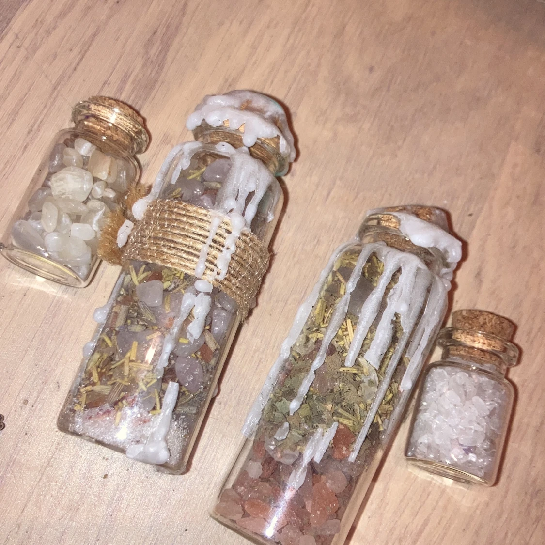 hejj! Säljer ett kristall kit (kristall grejer ig) rökelser ,bay leaves , spells osv - 90