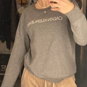Calvin Klein tröja - Säljer denna tröja från calvin klein, använd ett par gånger men inga slitage eller skador, tror det är S men skulle säga att den sitter som en XS