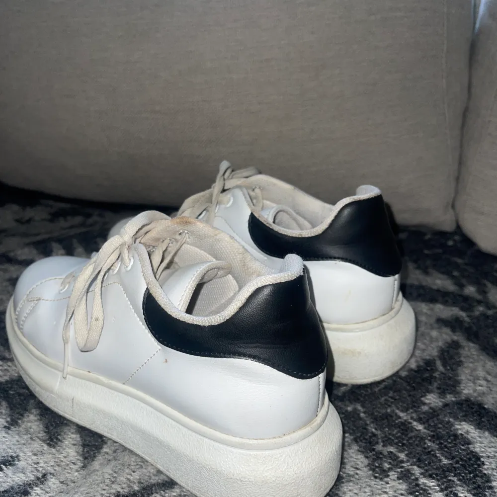 Sneakers ifrån Nelly i storlek 37! Använd fåtal gånger och tvättar man skosnörerna kommer skorna se ännu fräschare ut! Finns två små defekter vilket syns på andra bilden, dock är märket är inte ens en millimeter 😇. Skor.