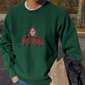 Retro grön sweatshirt från Lee - Snygg retro/vintage sweatshirt från Lee!! I fint begagnat skick. Köpt från Broadway and sons och är slutsåld. På bilden har min kille på sig den som är 188cm lång , men sitter även bra på mig som är 175.