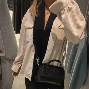 Jacka - Säljer denna söta jacka från ONLY som kommer till användning väldigt sällan 🫶🏽betalning via swish & frakt tillkommer 