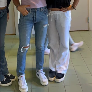 Levis jeans 501 - Blå jeansfärg med slitningar. Bra skick och kvalitet. 