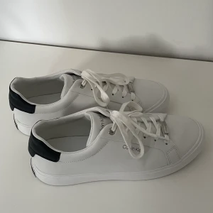 Calvin Klein skor storlek  - Säljer mina Calvin Klein skor pga förstör storlek 39, använd endast vid ett fåtal tillfällen super fina och sköna, passar perfekt som sneakers!  Köpte för 1200kr, säljer för 850kr, frakt tillkommer!