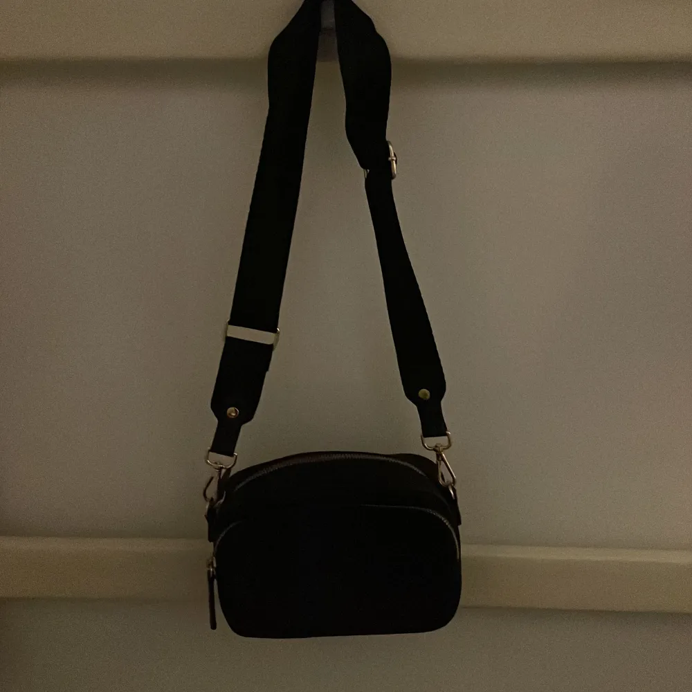Säljer min svarta handväska från H&M. Säljer den för den inte kommer till användning längre.. Väskor.