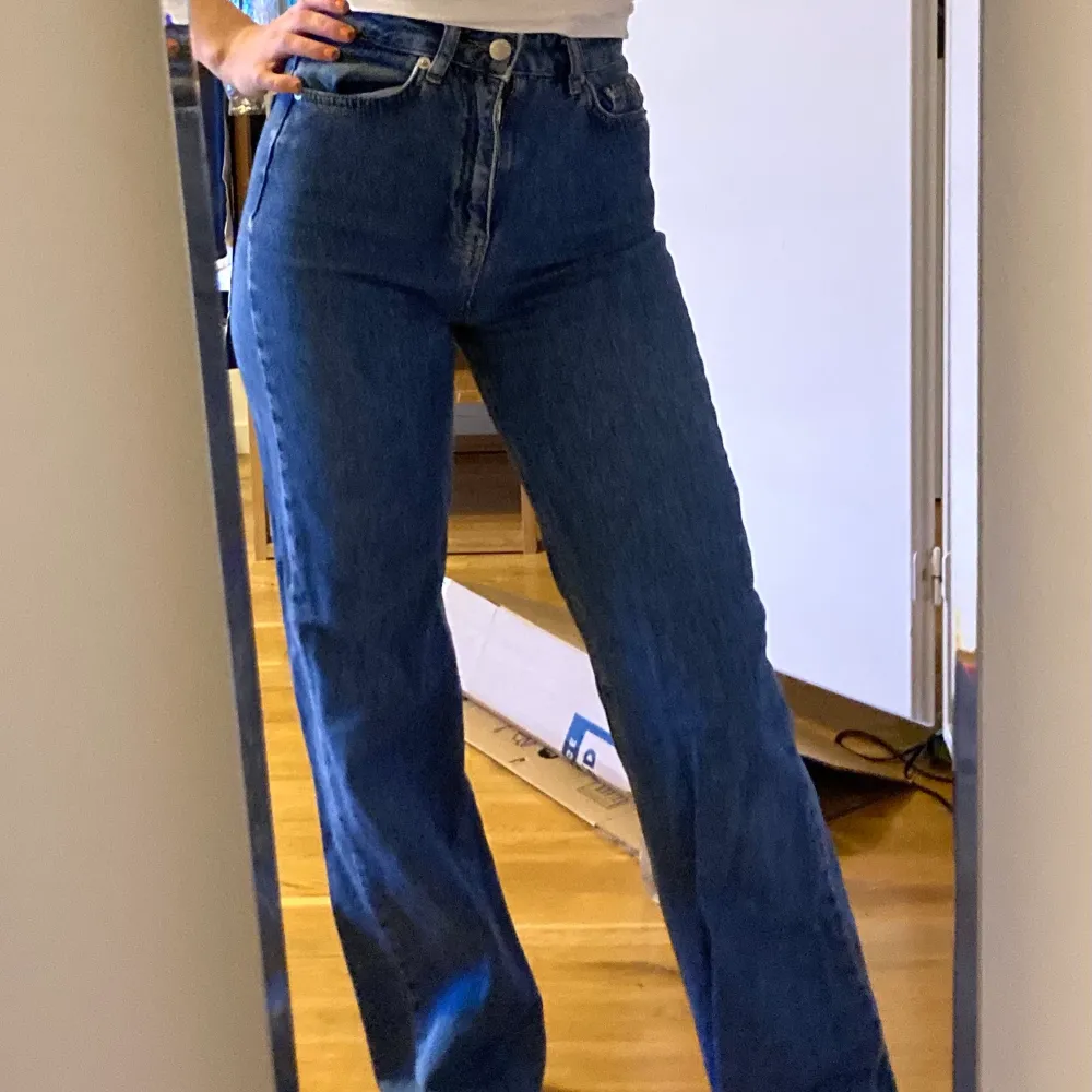 Mörkblå flare jeans från NA-KD, strl 32! (Utsvängda jeans) high-waisted  Skriv om ni har någon fundering! . Jeans & Byxor.