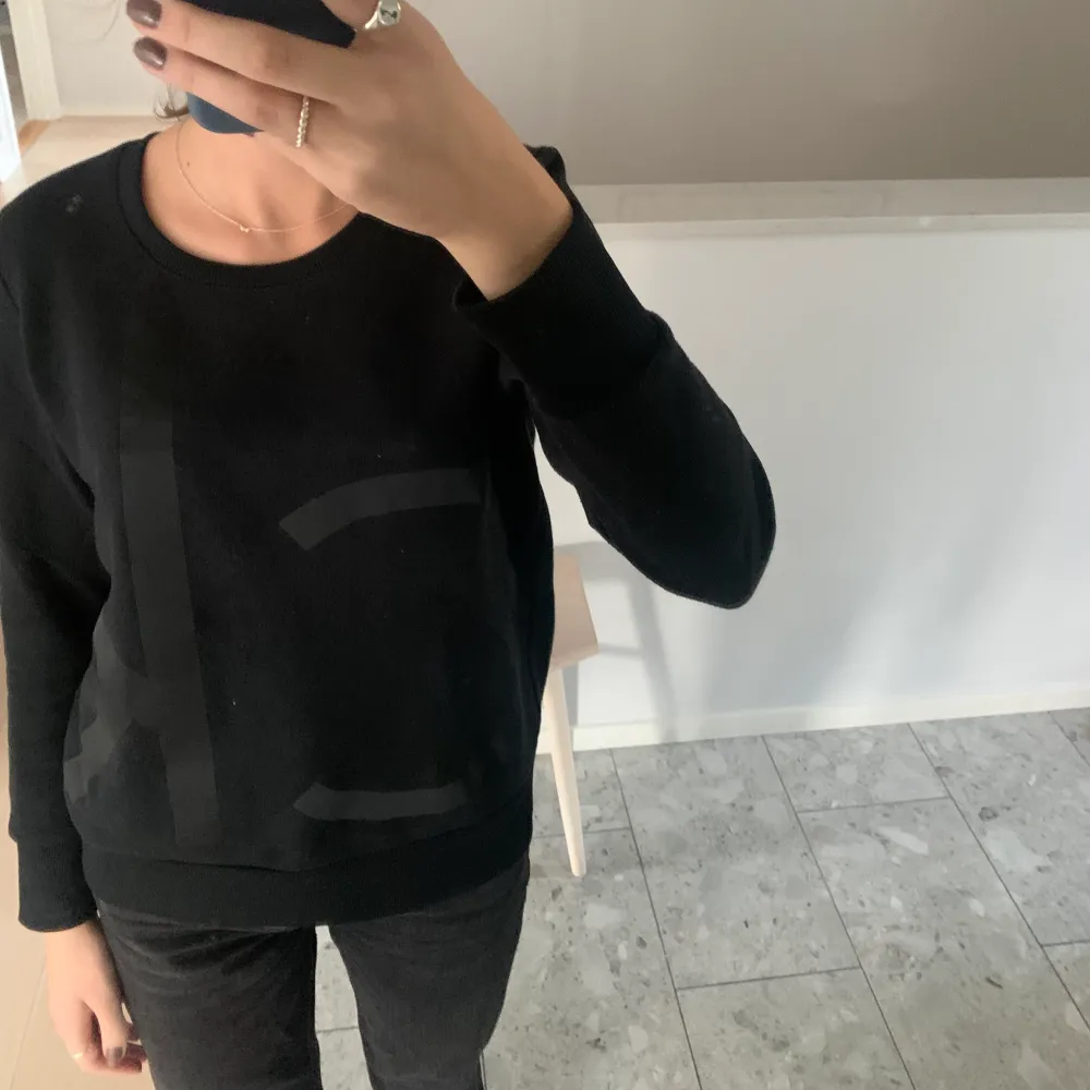 Svart sweatshirt från Calvin Klein som inte längre kommer till användning.. Tröjor & Koftor.