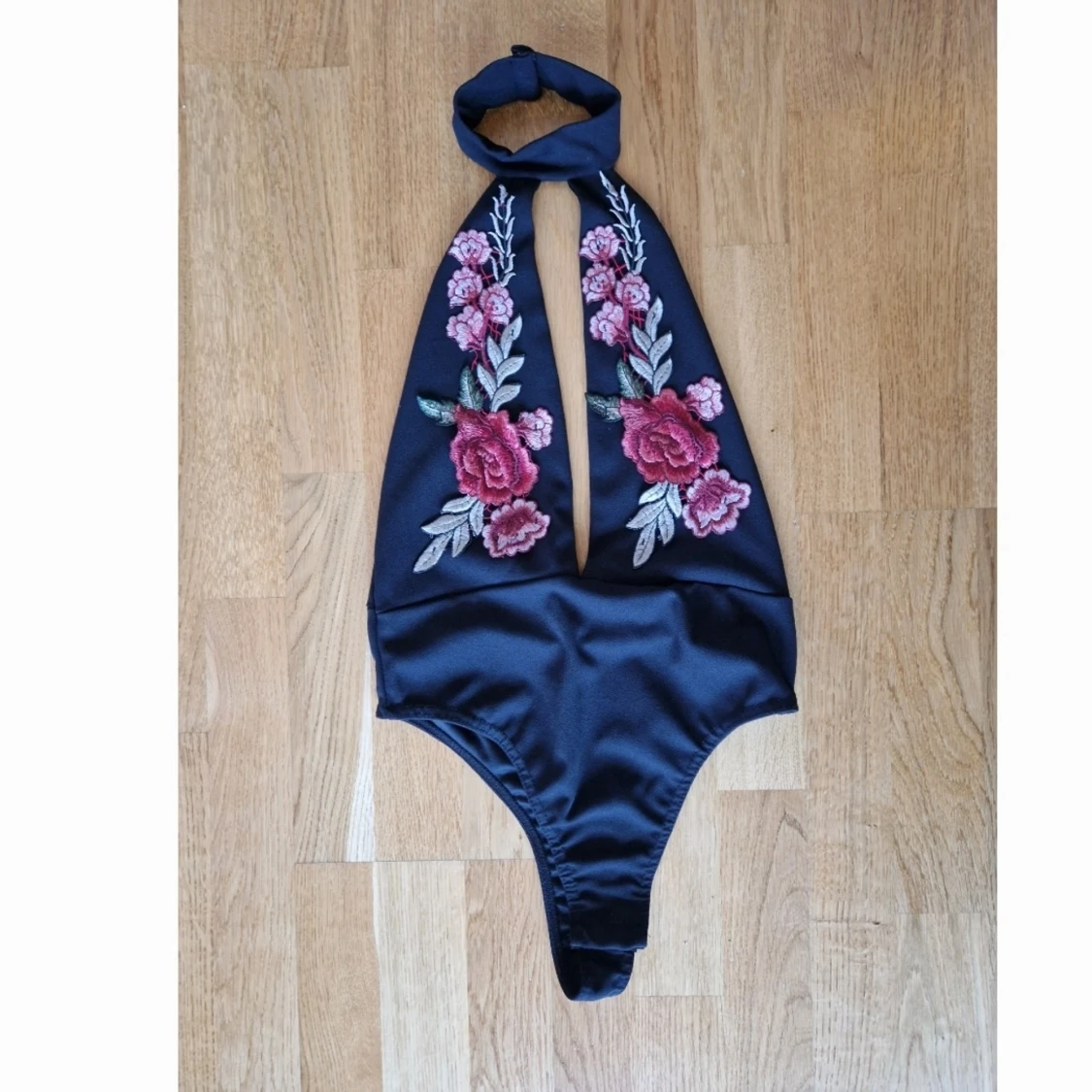 MISSGUIDED - BODY - CHOKER - FLOWER - 90