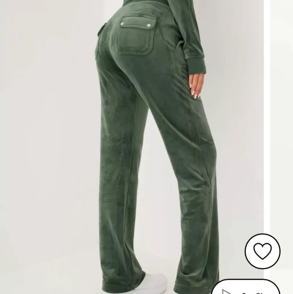 Juicy couture byxor, knappt använda (nyskick) nypris 1100 kr säljer för 900. . Jeans & Byxor.