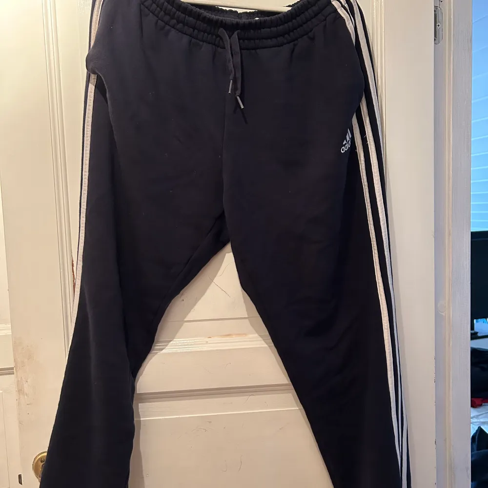 Adidas mjukisar i storlek L men passar även dig som bär M I bra skick  Hämtas i Eskilstuna eller skickas mot att köpare står för frakten . Jeans & Byxor.