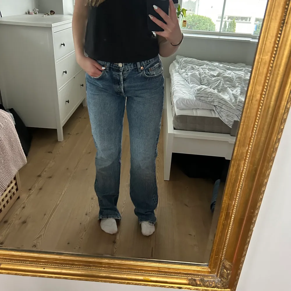 Skit snygga mid-rise jeans från zara, i storleken 38 💖Jeansen är blåa! Säljer pga att de är tyvärr för stora nu. Byxorna är i super bra skick!! 💞 Köpte för 359kr, säljer för 249kr 💖. Jeans & Byxor.