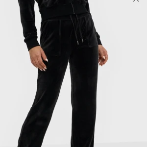 Juicy byxor strl M! - Säljer mina juicybyxor. Det har inga skador och är som nya. Köpte för 1100 kr. Mjuka och perfekta att mysa i! Skriv för fler bilder eller om du är intresserad, pris kan diskuteras.