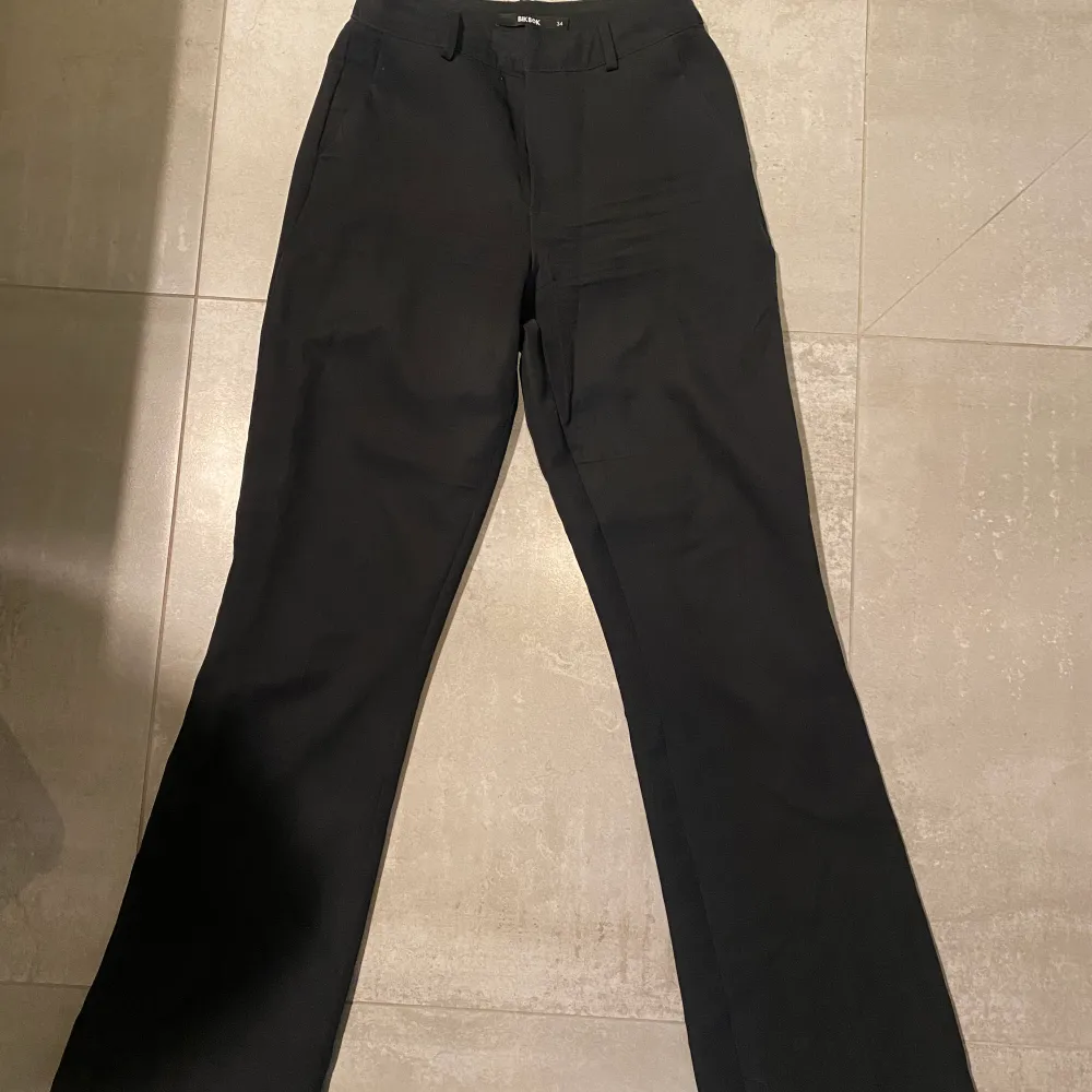 Vilma kostymbyxor från bikbok, super snygga men tyvärr blivit försmå, svarta, utsvängda, köpta för 499kr säljer för 250 ink frakt. Jeans & Byxor.