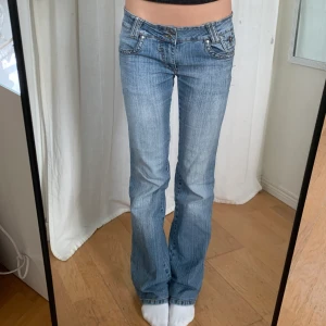 Ljusblå jeans - Ljusblå lowwaist jeans!! Perfekt wash, midjemått:80 innerbenslängd:86 (säljer fler lowwaist jeans)