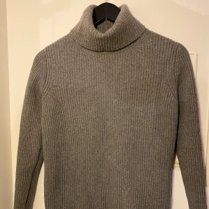 Stickad tröja från MaxMara - Super mysig och snygg stickad tröja från MaxMara, använd ett fåtal gånger men är som ny. Nypris var ca 2000