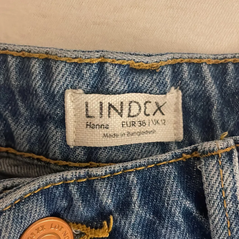 Plagget var min gamla favorit men jag har nya favoriter nu så tänkte sälja den, den är i storlek 38. Jeans & Byxor.