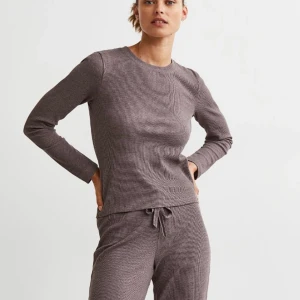 Brun långärmad tröja - Säljer denna jättefina bruna långärmade tröja ifrån H&M, då den tyvärr inte kommit till användning💕 frakt tillkommer ( säljer även byxorna i ett annat inlägg )