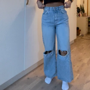 Jeans strl 38 - Jeans från Gina, storlek 38. Modell Kdun petite, för referens är jag 163 cm. Använda en del men gott skick. Ingen stretch! 💕