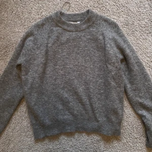Grå stickad tröja  - Säljer denna fina grå stickade tröja ifrån Zara då den inte kommer till användning💕