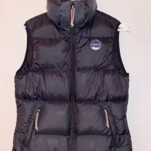 Peak performance dunväst - Sjukt snygg och fin peak väst, använts en del men är fortfarande i grymt skick! Möts i Stockholms området, vill du ha den skickad står du för frakten.