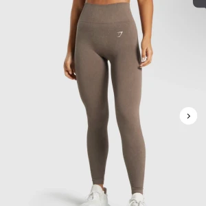 Gymshark tights - Knappt använda gymshark tights Storlek: S Superfin brun färg🥰😩 Säljes då de tyvärr inte kommer till användning!
