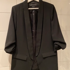 Blazer - Superfin blazer som funkar att klä både upp och ner. Kan mötas upp i Stockholms området, om du vill ha den skickad står du för frakten
