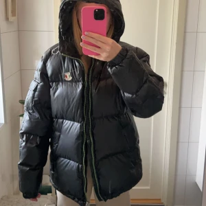 Dolomite jacka - Supersnygg, skön och jättevarmt dolomite jacka! Den är knappt använd så den är i nyskick. En herr L. Perfekt nu till vintern då den är varm och skön. Köparen står för frakt, tveka inte att höra av er för fler bilder eller några frågor 💖💖💖