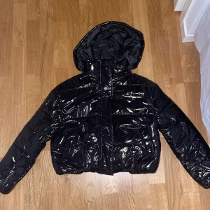 Glansig jacka - Svart glansig lite cropad jacka. Precis fått hem och gillar jättemycket. Dock är den för liten, så behöver sälja 😢