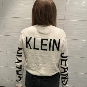 Tunn stickad tröja  - Skön tunn stickad tröja från Calvin Klein. Perfekt till vintern, hösten och våren. Storlek xs men passar xxs-s. Frakt är inte inkluderat i priset och betalning sker via Swish. 