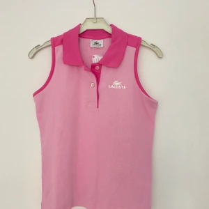 Tennis lacoste topp - Ny retro lacoste sport linne, prislapp kvar! Köpt secondhand för 300kr, original pris (syns på lappen) 99$ kom ned prisförslag💛