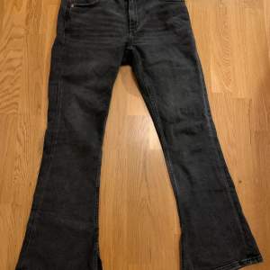 Svarta jeans med split längst ner på byxan, ganska små i storleken. 100kr+frakt 