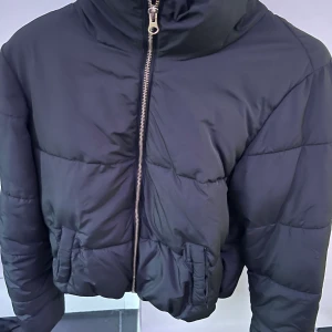 Svart jacka  - Säljer pga av att ja redan har många andra jackor💕