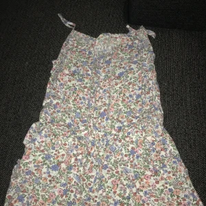 Klänning  - Säljer denna klänning, frakten står ni själv för:)