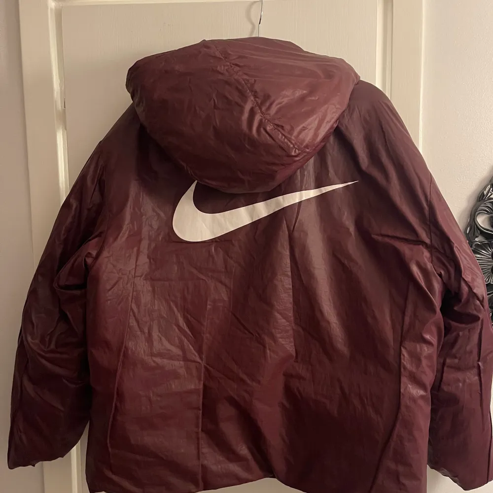 Lila Nike vinterjacka, fint skick. Säljes på grund av att den är för stor Storlek XL. Jackor.