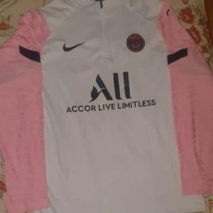Nike Psg tröja  - Säljer helt ny psg tröja vite och rosa Storlek L 