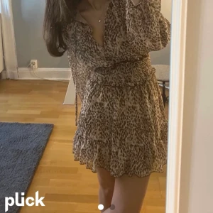 Zara klänning - (Lånad bild) Säljer nu min fina zara klänning för att den inte har kommit till användning mycket alls sä har bara använt fåtal gånger ❤️storlek Medium men passar även mig som har Small