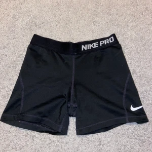 Nike PRO shorts - Nyligen köpta träningsshorts som har krympt rejält i tvätten efter en tvätt!! Köpta i L men nu är de en XS-S.
