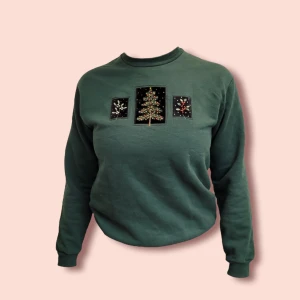 X-mas sweatshirt  - Framsida: Jultryck Baksida: Plain. Detaljer: Broderat tryck. "Med bling".  Passform bilder sista bilder.   ↔️ Bredd: 56 cm.   ↕️ Längd: 58 cm.   ↘️ Ärm: 66 cm.   🔄Storlek: M.   🔃Passform: Casual.   ⚪ Färg: Mörkgrön.