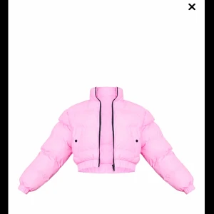 Rosa puffar jacket halva priset  - Köpt på pretyylitlething för 400kr använt endast en gång i fint skick kan skickas omgående vid snabb betalning jag står för spårbart frakt såklart !  Hör av er vid frågor 💕  Köpt för 400kr Säljer för 200 kr