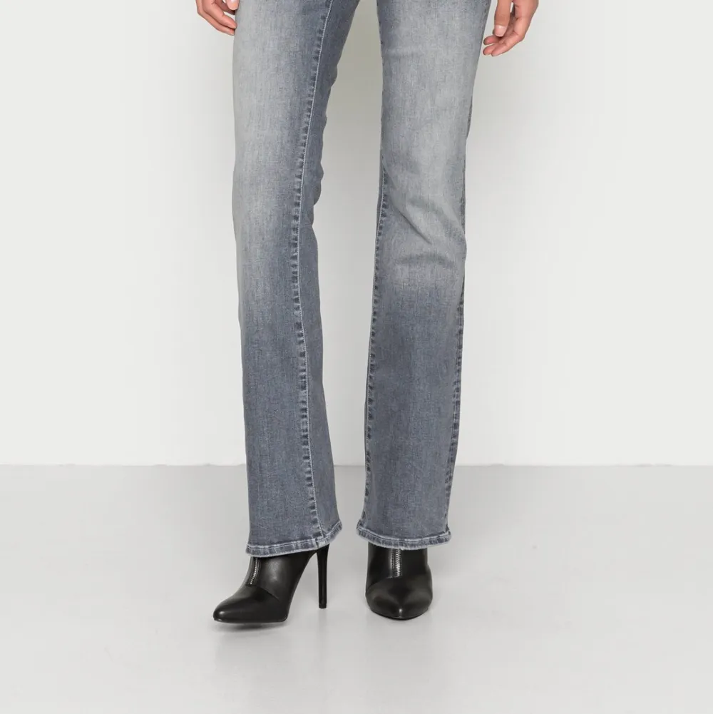 Super snygga gråa jeans som är helt slutsålda🫶🏼 Köpte fel storlek och därav aldrig använda. Jackor.