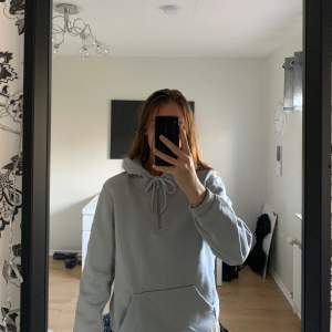 Säljer denna gråa hoodie från H&M då den inte används, vid intresse tveka inte att kontakta!🥰