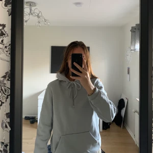 Hoodie  - Säljer denna gråa hoodie från H&M då den inte används, vid intresse tveka inte att kontakta!🥰