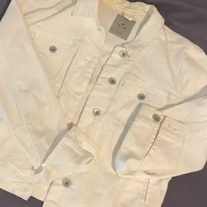 En vit jeansjacka från VERO MODA, materialet är stretchigt och jackan är i storlek M. Endast använt ett par gånger. 