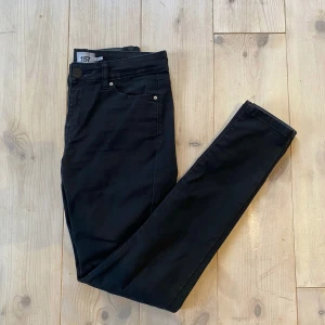 Svarta jeans strl S - Svarta jeans ifrån Lager 157. storlek S, men passar XS också. Modellen är ”skinny”. Dom är rätt långa, men för mig som är 178 cm så är dom ändå inte tillräckligt långa. Kan inte visa hur dom sitter på då dom är för små. Medelhög midja!💕