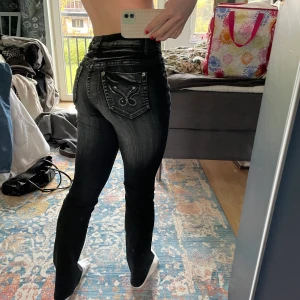 Midwaist jeans unika fickor - Jättefina med stövlar med tanke på att de är skinnyjeans. Så unika detaljer på bakfickorna och relativt stretchiga. Skriv om du är intresserad💕